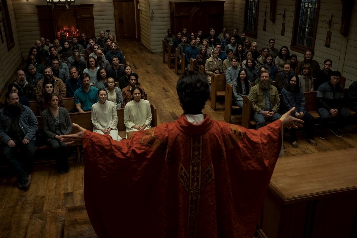 Netflix Midnight Mass: freedom and sacrifice in the dark night of evil